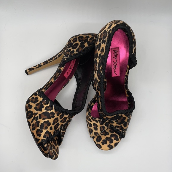 Betsey Johnson Leopard print heels - Picture 9 of 11